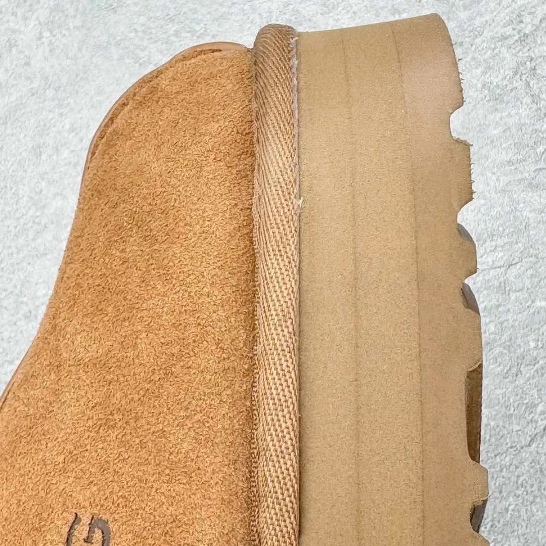 Pick up locally💰440 UGG 2550 Classic autumn and winter sheepskin and fur integrated snow boots. All shoes are made of ZP. Longfeng A-grade Australian imported sheepskin and fur integrated brand OEM production line. Fully follow the ZP process. OEM original pattern maker. Adhering to the principle of no original shoe development and selection. Pay attention to every detail. The most authentic version on the market. TREADLITE "light wing" technology outsole. Lightweight/durable/flexible/pile size: 35 36 37 38 39 40 41 Coding: by2936060